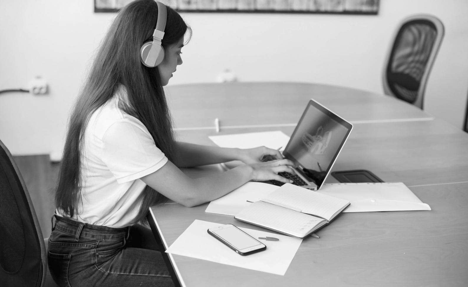 Planificación financiera estacional con calendario y calculadora